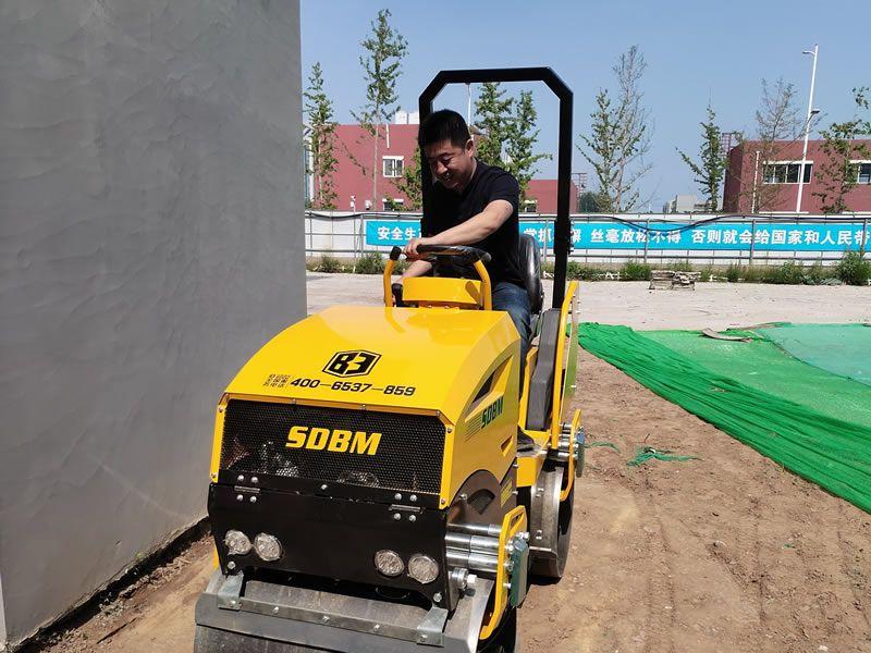 座駕振動(dòng)壓路機(jī)在惡劣環(huán)境下如何工作？
