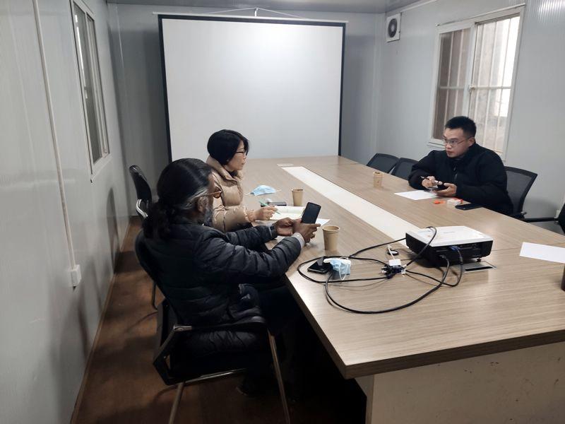 國(guó)外客戶(hù)來(lái)我廠考察，試駕奔馬小型壓路機(jī)