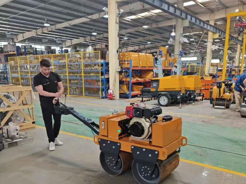 國外客戶來我廠參觀考察小型壓路機、移動照明車等產(chǎn)品